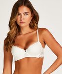 Model in witte kanten bh, van voren gezien.