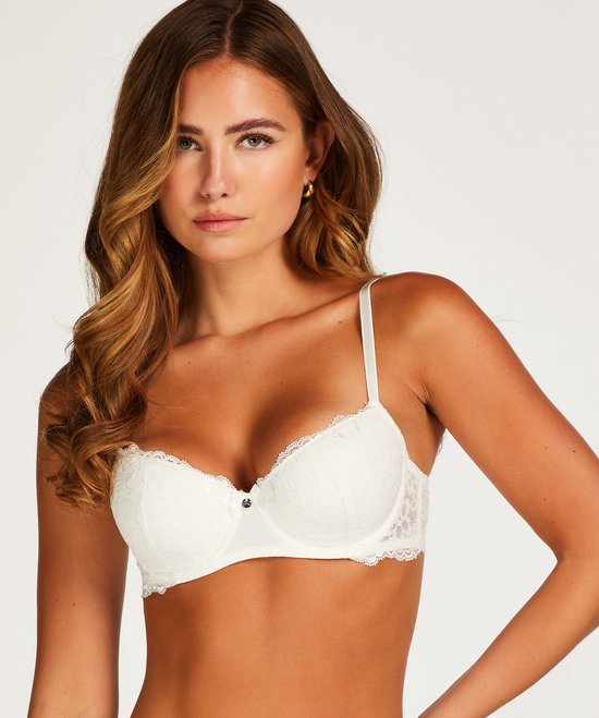 Model in witte kanten bh, van voren gezien.