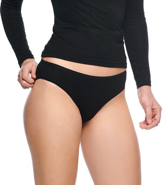 Zwarte tailleslip met lage snit van bamboe, gedragen met een zwart longsleeve shirt. Getoond op een model.