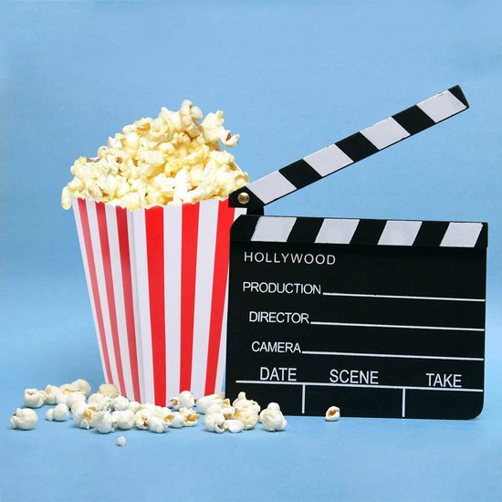 Rood-wit gestreept popcorn bakje naast een filmklapper, gevuld met popcorn.