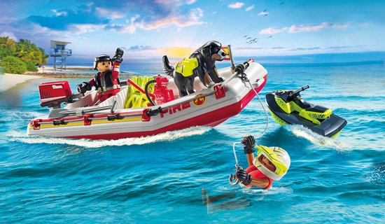 Brandweerboot met hond, duiker en waterscooter bij een eiland met strandwachttoren.