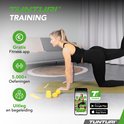 Vrouw doet oefening op legergroene mat. Tunturi training app met 5000+ oefeningen.
