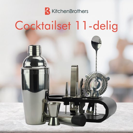 Een KitchenBrothers cocktailset met 11 onderdelen, waaronder een cocktailshaker, jigger, zeef, tang en muddler, op een zwart bamboe onderstel.