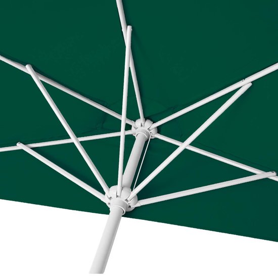 Onderkant van een donkergroene parasol met wit frame en spaken.