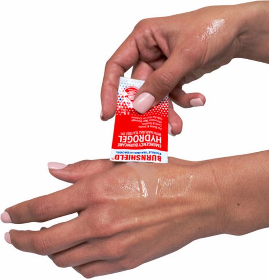 Handen met gel, waarvan één hand een rood en wit Burnshield Hydrogel zakje vasthoudt.