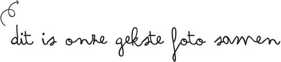 Dit is onze gekste foto samen in handgeschreven tekst met een pijl-icoon op een witte achtergrond.