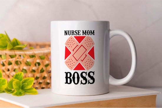 Mok Nurse Mom Boss - NurseLife - Gift - Cadeau - Nursing - HealthcareHeroes - NurseStrong - Verpleegkundige - Zorgverlener - Gezondheidszorg - Verpleegster