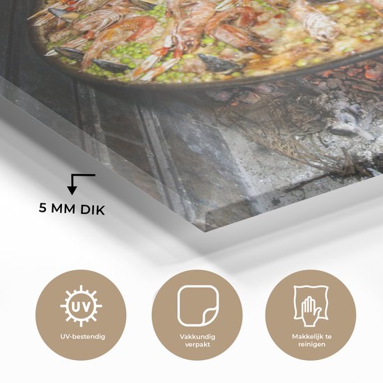 MuchoWow® Glasschilderij 160x120 cm - Schilderij acrylglas - Zeevruchtenrijst gekookt in een brandhou. Paella is een van de traditionele gerechten van Spanje - Foto op glas - Schilderijen