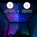 Projectie van een sterrenhemel in blauw en paars met sterren en nevels. Twee cirkels met tekst: 'Unlimited Color Options' en 'Adjustable Brightness'. Twee kinderen liggen op bed.