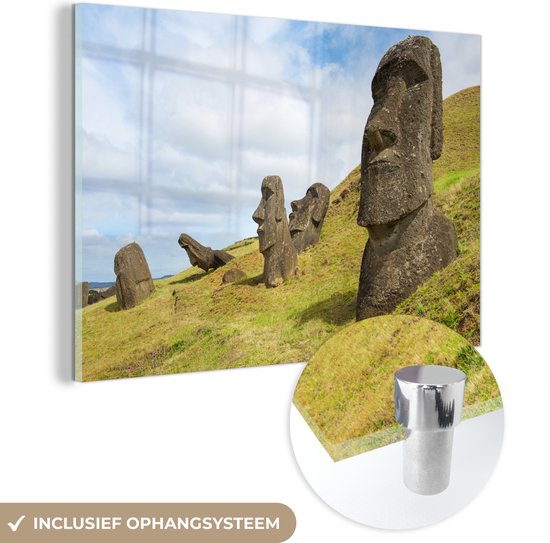 MuchoWow® Glasschilderij 120x80 cm - Schilderij acrylglas - Moai beelden op een groene helling in Rapa Nui - Foto op glas - Schilderijen