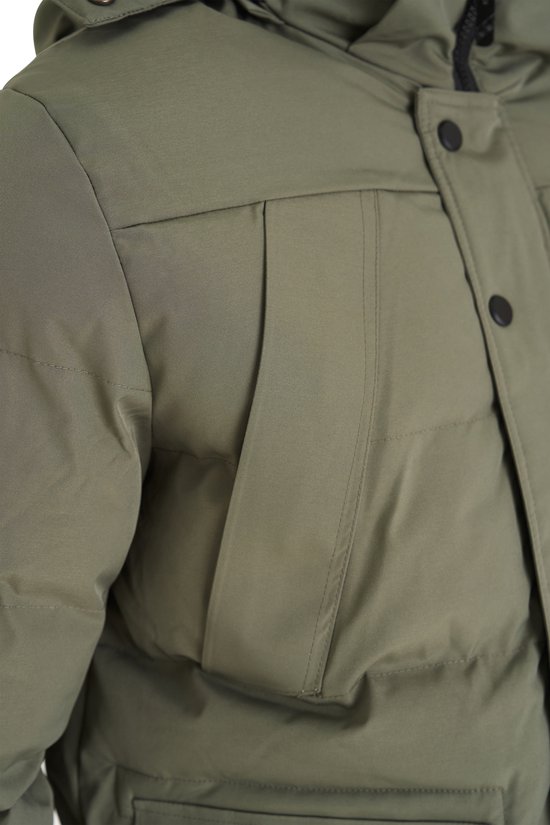 Detail van olijfgroene winterjas met zakken op de borst.