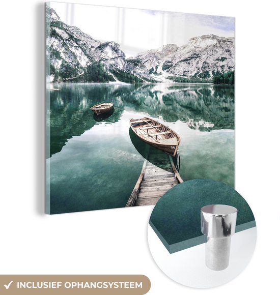 MuchoWow® Glasschilderij 90x90 cm - Schilderij acrylglas - Bergen - Sneeuw - Winter - Boten - Meer - Natuur - Foto op glas - Schilderijen