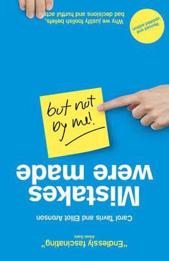 Boek 'Mistakes were made (but not by me)' met gele post-it 'but not by me!' en handen.