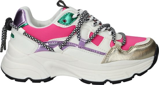 Roze, witte en gouden sneaker met paarse en groene accenten, zwart-witte veters en metallic gouden neus.