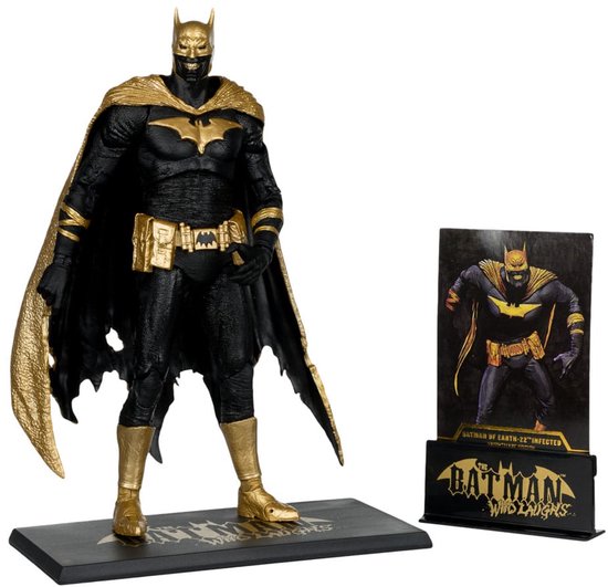 Een actiefiguur van Batman in een zwart pak met gouden details en cape, met een kleiner afgebeeld figuur op een sokkel ernaast.