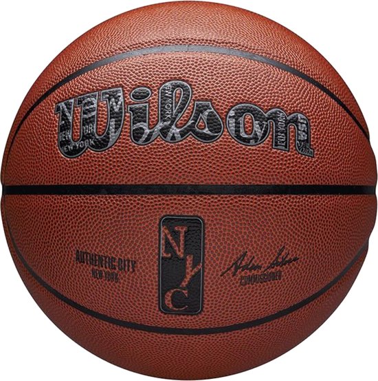 Oranje Wilson basketbal met zwarte lijnen en NYC logo.