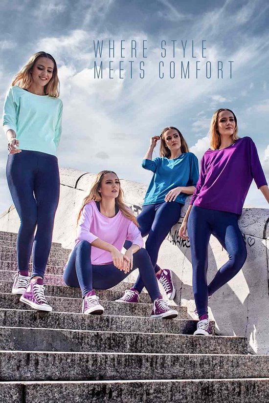 Vier vrouwen met sportkleding in pastelkleuren op een stenen trap.