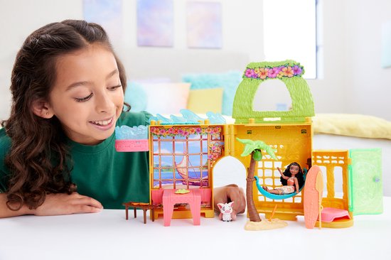 Meisje speelt met Vaiana speelset met pop, Pua en meubels in een huisje.