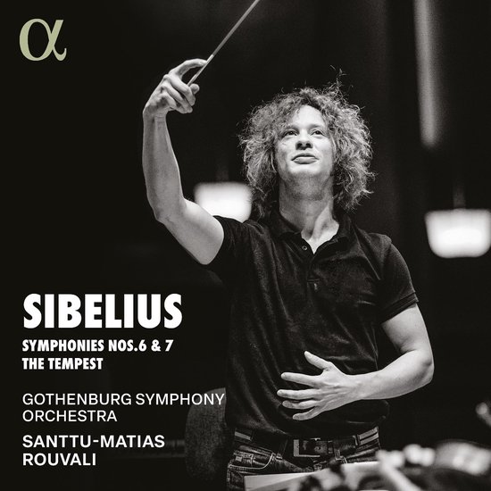 Zwart-witfoto van dirigent Santtu-Matias Rouvali met een strijkstok, omringd door de tekst 'Sibelius Symphonies Nos. 6 & 7 The Tempest Gothenburg Symphony Orchestra Santtu-Matias Rouvali'.