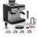 Zilverkleurige Krups espressomachine met ingebouwde grinder, diverse accessoires en rvs melkopschuimer.