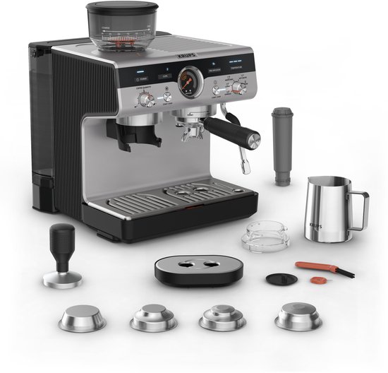 Zilverkleurige Krups espressomachine met ingebouwde grinder, diverse accessoires en rvs melkopschuimer.