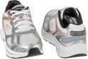 Twee witte Skechers Go Run dames sneakers met zilverkleurige en koperkleurige accenten, mesh bovenwerk en witte zolen.