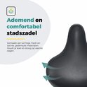 Ademend en comfortabel zwart stadszadel, van mesh en zachte, gedempte materialen.
