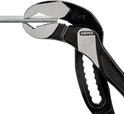 Gedetailleerde opname van de bek van een Knipex Alligator tang die een metalen staaf klemt.