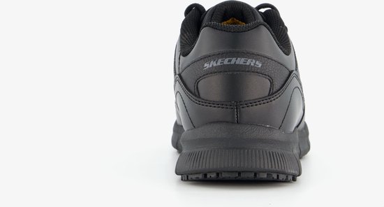 Achterkant van een zwarte Skechers veterschoen met "SKECHERS" logo op de hiel.