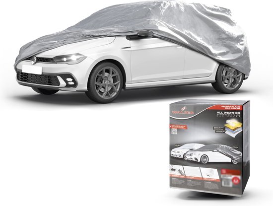 Witte auto met zilveren hoes, met de verpakking van de autohoes ernaast.