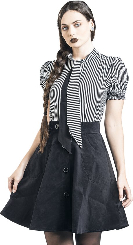 Model met zwart-wit gestreepte blouse met strik en zwarte knooprok.