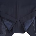 Detail van de split aan de achterkant van de donkerblauwe blazer.