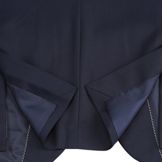 Detail van de split aan de achterkant van de donkerblauwe blazer.