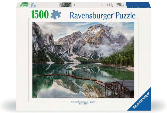 Doos van een 1500-delige Ravensburger puzzel met een berglandschap, meer en boten.