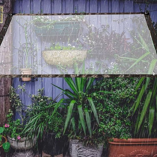 Bâche transparente avec des gouttes pour une serre à plantes, et des plantes d'extérieur en pot sous la pluie.