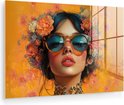 Art en verre d'une femme avec une couronne de fleurs et des lunettes de soleil, fond orange.