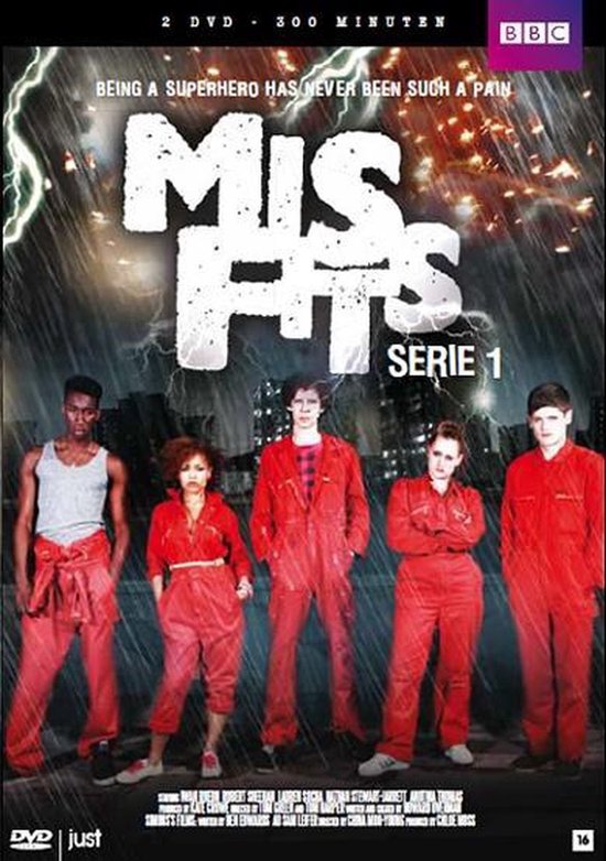 Vijf jonge mensen in rode overalls staan op de voorgrond. Achter hen een regenachtig stadslandschap met bliksem. Misfits Serie 1.