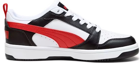 Witte Puma sneaker met zwarte en rode strepen, witte veters en rode lus aan de hak.