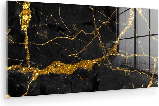 Zijaanzicht van een glanzend glazen schilderij met marmerprint en gouden details.