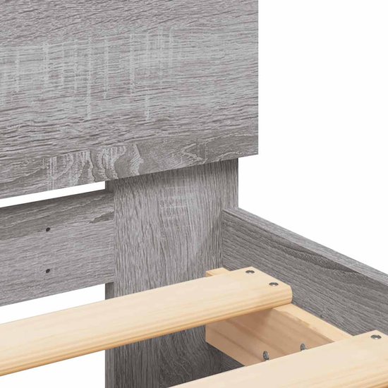 Bedframe met grijs sonoma eiken structuur, close-up van het hoofdeinde en lattenbodem.
