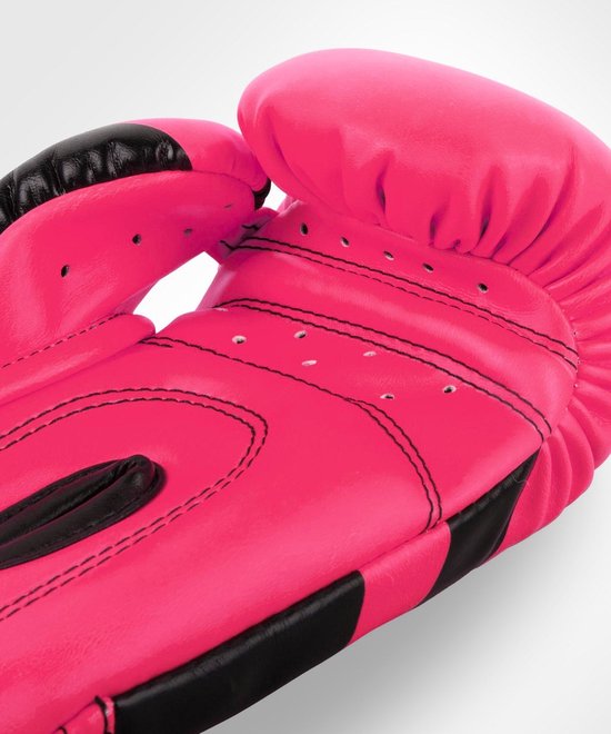 Roze Venum bokshandschoen, detail van de vinger- en handpalmnaad met zwarte accenten.
