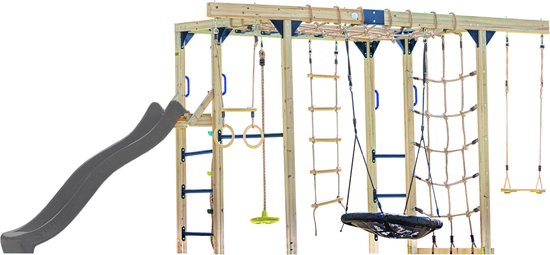 Houten klimtoestel met glijbaan, klimnet, schommels en ladders, op witte achtergrond.