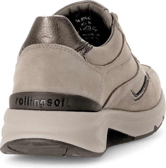 Achteraanzicht van de taupe Gabor Rollingsoft sneaker met Rollingsoft branding op de hiel.