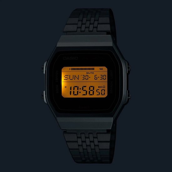 Zwart Casio horloge met metalen band en digitaal display met oranje verlichting, getoond op een donkerblauwe achtergrond.