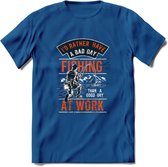 A bad Day Fishing - Vissen T-Shirt | Oranje | Grappig Verjaardag Vis Hobby Cadeau Shirt | Dames - Heren - Unisex | Tshirt Hengelsport Kleding Kado - Donker Blauw - M