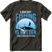 A Bad Day Fishing - Vissen T-Shirt | Blauw | Grappig Verjaardag Vis Hobby Cadeau Shirt | Dames - Heren - Unisex | Tshirt Hengelsport Kleding Kado - Donker Grijs - M