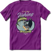 Fishing - Vissen T-Shirt | Grappig Verjaardag Vis Hobby Cadeau Shirt | Dames - Heren - Unisex | Tshirt Hengelsport Kleding Kado - Paars - S