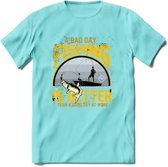 A Bad Day Fishing - Vissen T-Shirt | Geel | Grappig Verjaardag Vis Hobby Cadeau Shirt | Dames - Heren - Unisex | Tshirt Hengelsport Kleding Kado - Licht Blauw - S