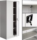 Lichtgrijze metalen archiefkast met deuren deels open en details van het interieur, zoals planken en slot.