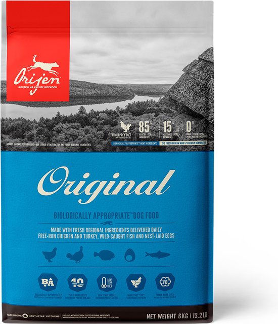 Orijen Original hondenvoer zak met een afbeelding van een meer en bergen. 85% vlees, 15% groenten, 0% granen.
